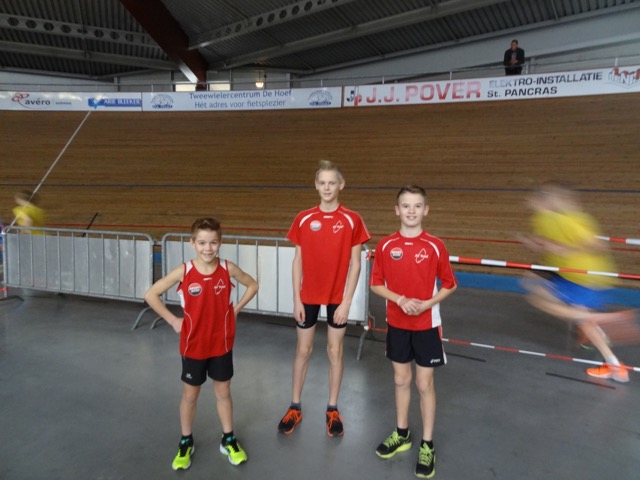 vlnr Coen van de Kerkhof, Joshua van de Voort en Dennie Banda op de atletiek indoor in Sportpaleis Alkmaar